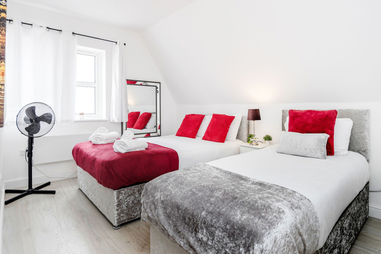 Bedroom 2, Comfortable 2BR Apartment in Bedford, Bedfordshire