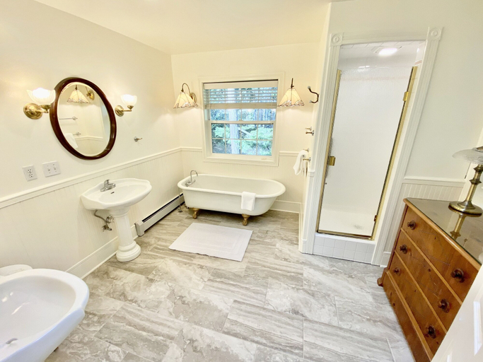 Bathroom 5, Otters Pond Bed & Breakfast, San Juan