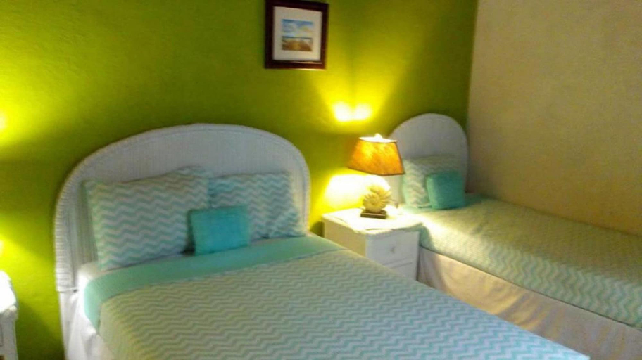 Bedroom 3, Daddy Joes
