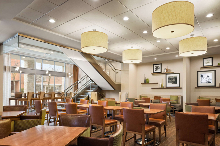 Food & Drinks 5, Hampton Inn & Suites Clayton/St. Louis-Galleria Area, Saint Louis