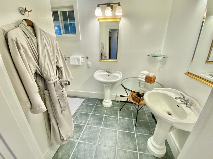 Bathroom 5, Otters Pond Bed & Breakfast, San Juan