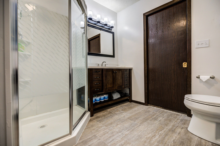Bathroom, Geyser Getaway, Gallatin