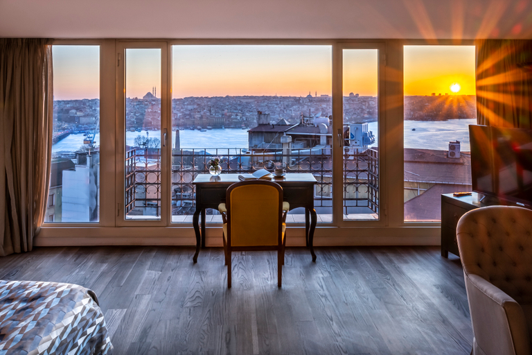 Exterior & Views
