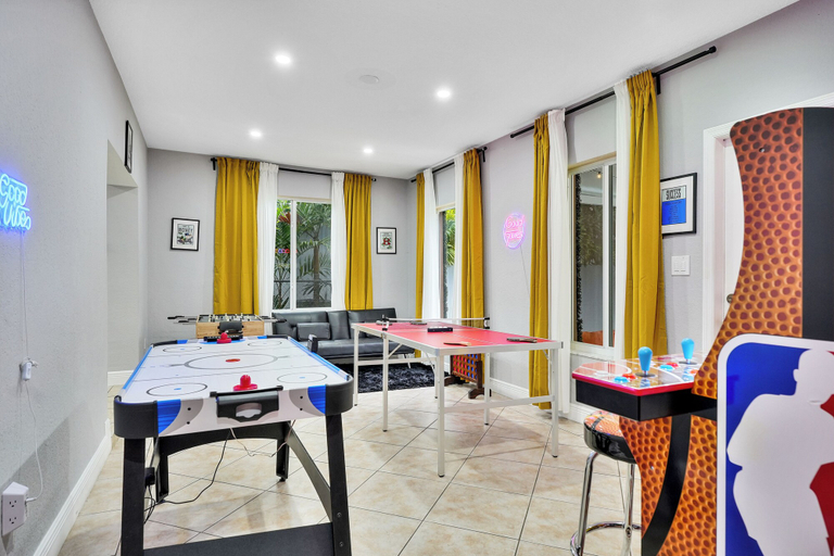 Food & Drinks 5, Unique Escape GameRoom! Bar, BBQ, Spacious, and Near Beach, Miami-Dade