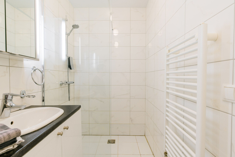 Bathroom 3, Baldur Apartments, Reykjavík