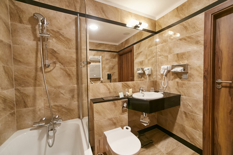 Bathroom 5, Holiday Inn KRAKOW CITY CENTRE by IHG, Kraków City