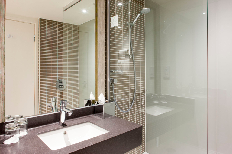 Bathroom 4, Holiday Inn LEEDS - BRIGHOUSE by IHG, Calderdale