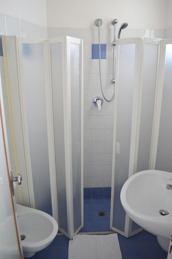 Bathroom 5, Hotel Arena, Rimini