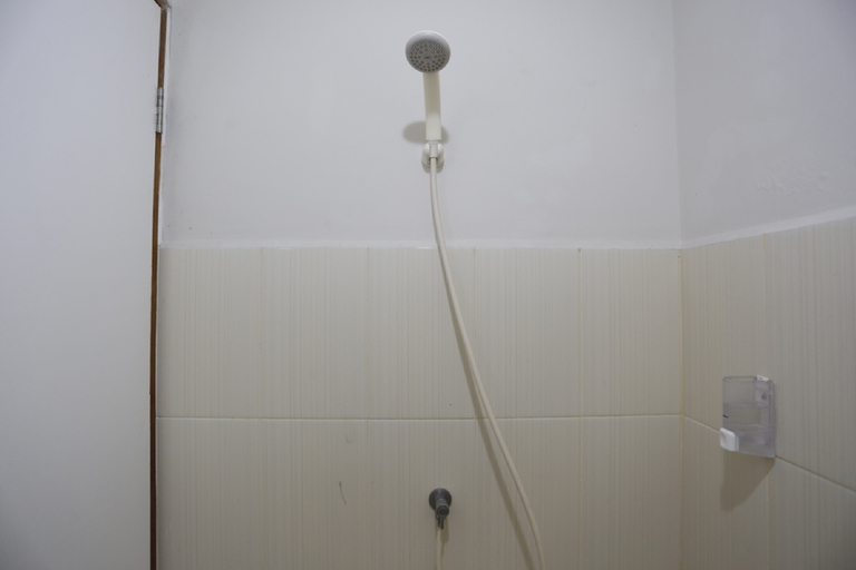 Bathroom, RedDoorz Apartment @ Green Lake View Ciputat, West Jakarta