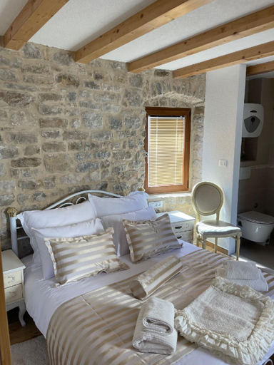 Bedroom 2, Sea View Apartment in an Historic Castle for 4 guests, Kaštela