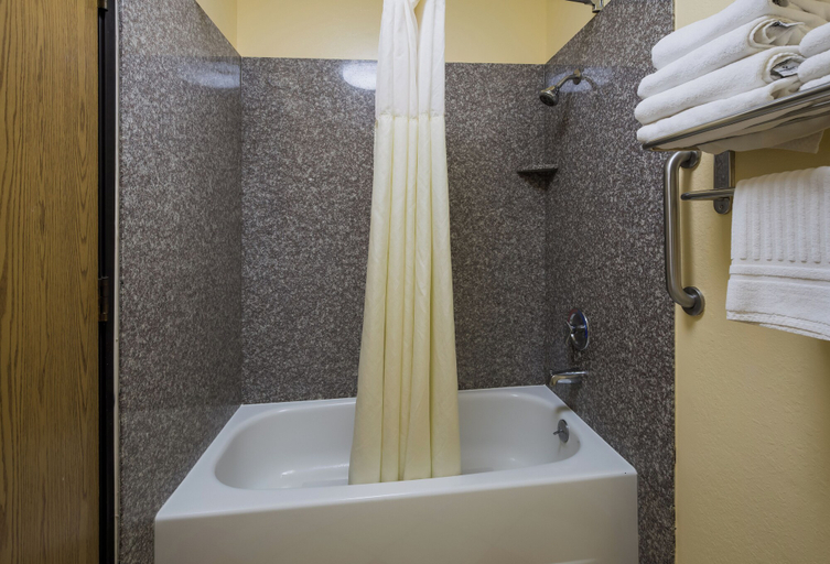 Bathroom 3, Quality Inn & Suites Medford Airport, Jackson