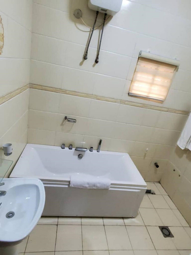 Bathroom 4, Royale Crown Villa Apartment, AbujaMun