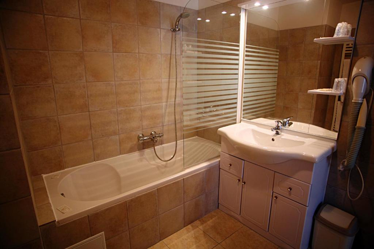 Bathroom, Logis Hôtel le Petit Manoir, Gard