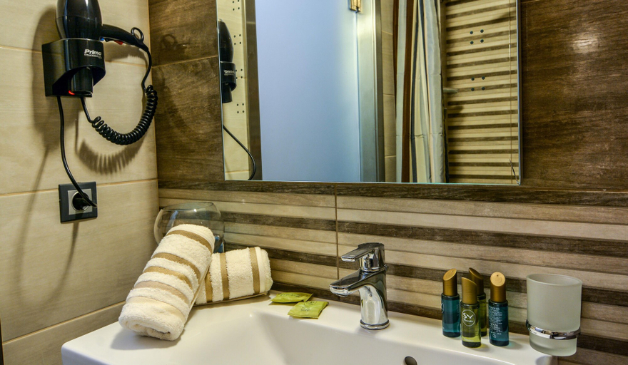 Bathroom 4, Porto Del Sol, Central Macedonia
