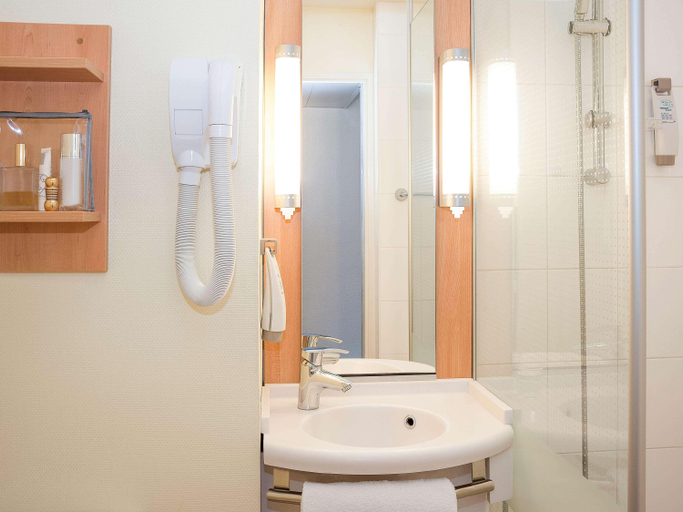 Bathroom 4, ibis Dieppe Val Druel, Seine-Maritime