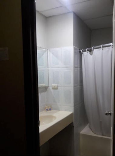 Bathroom 4, Hotel Sevilla Usulutan, Santa María