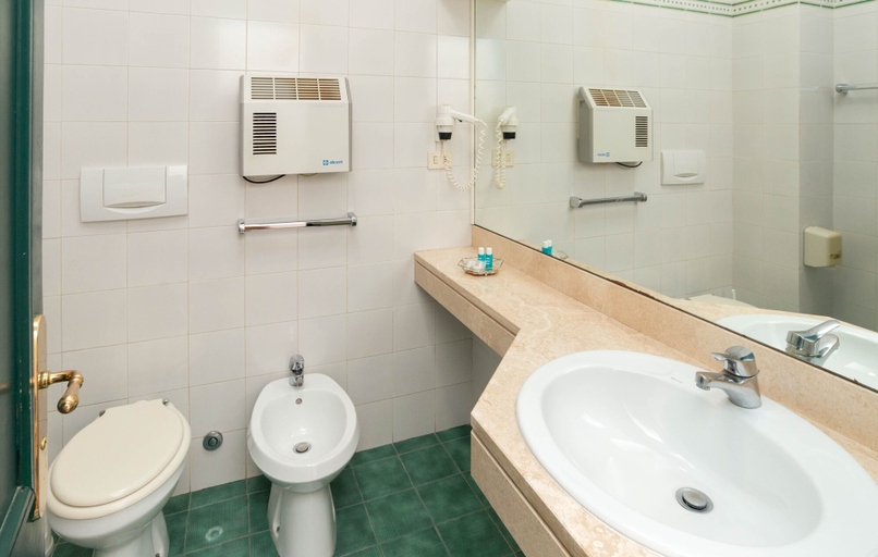 Bathroom 3, Hotel Baia Del Sole, Roma