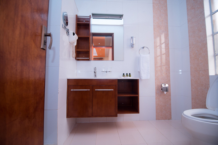 Bathroom 4, Falcon Heights Hotel, Laikipia East