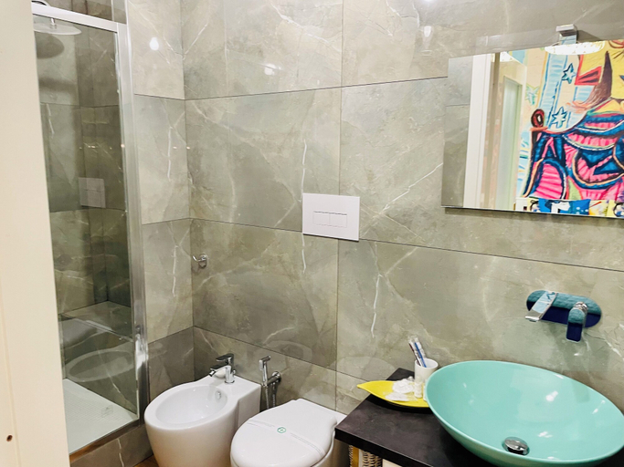 Bathroom 3, BluMare ArtHouse, Salerno