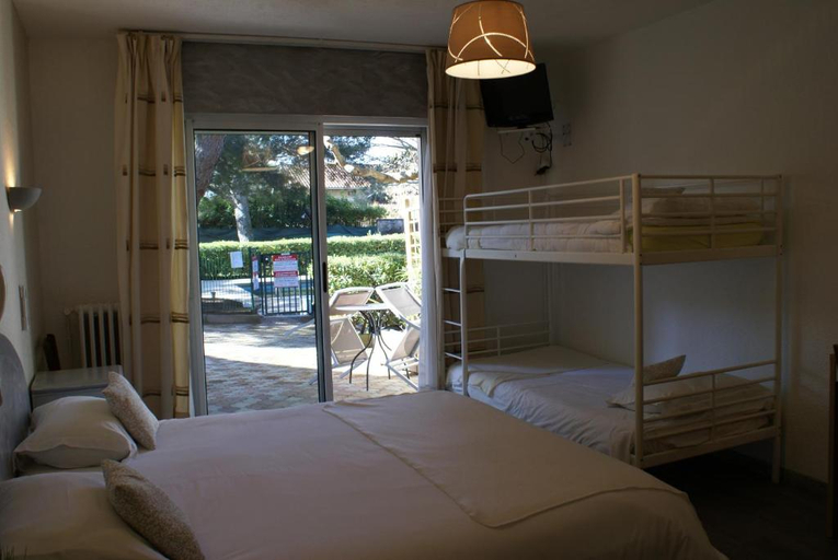 Bedroom 2, Logis Hôtel le Petit Manoir, Gard