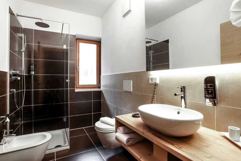 Bathroom 3, Appartement Suites Berna, Bolzano