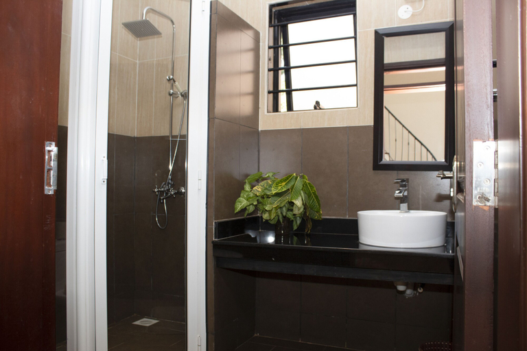 Bathroom 4, The Hive Entebbe Guesthouse, Entebbe