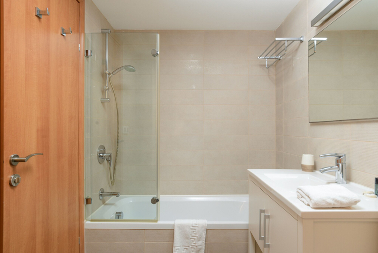 Bathroom 3, Comfort with Terrace over the Hills by FeelHome