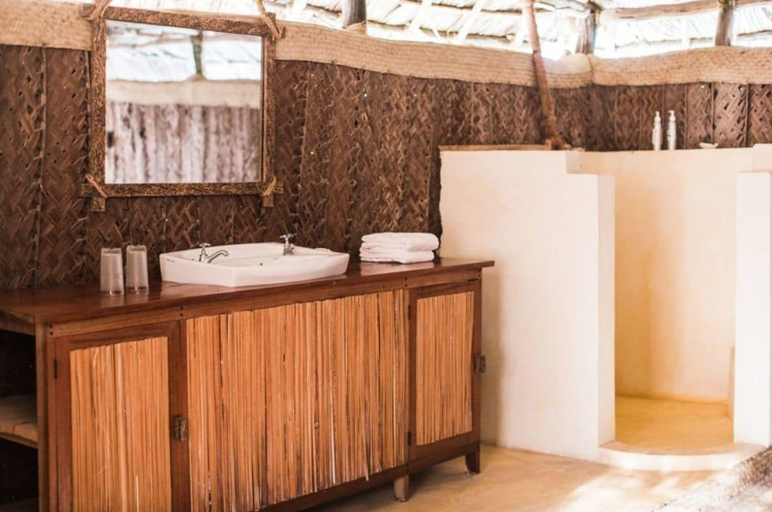 Bathroom 3, Kizingo Beach Eco Lodge, Lamu West