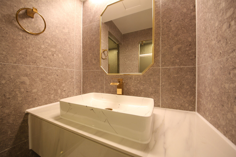 Bathroom 4, Den Basta Hotel, Sasang