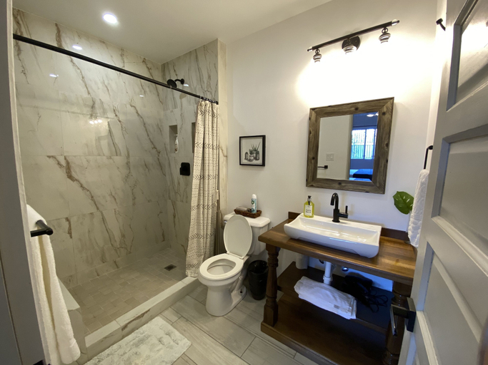 Bathroom 4, Stylish Apartments in Belize City