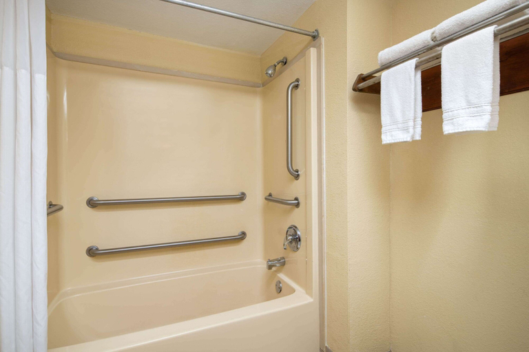 Bathroom 4, Days Inn by Wyndham Thomaston, Upson