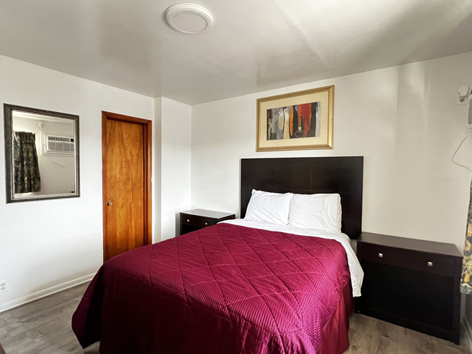 Bedroom 5, Family Inn, Iroquois