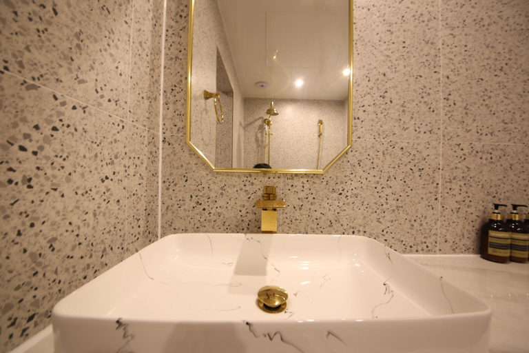 Bathroom 4, Den Basta Hotel, Sasang