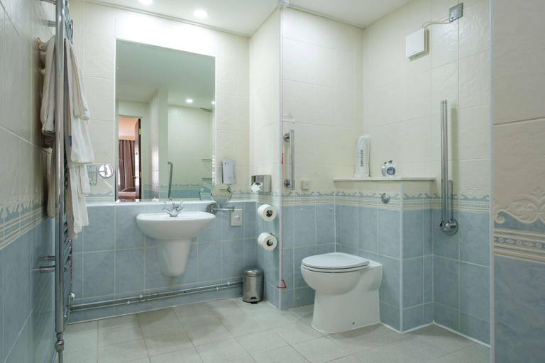 Bathroom 5, Birmingham North Moor Hall Hotel, BW Premier, Birmingham