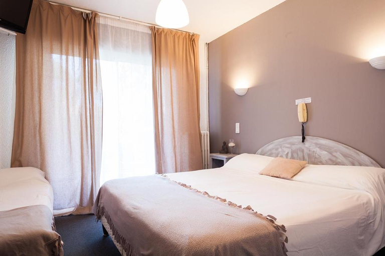 Bedroom 2, Logis Hôtel le Petit Manoir, Gard