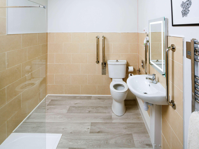Bathroom 5, Ibis Styles Birmingham Oldbury, Sandwell