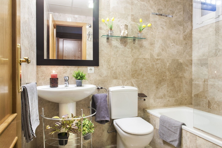 Bathroom 4, Miramar Ski, Granada