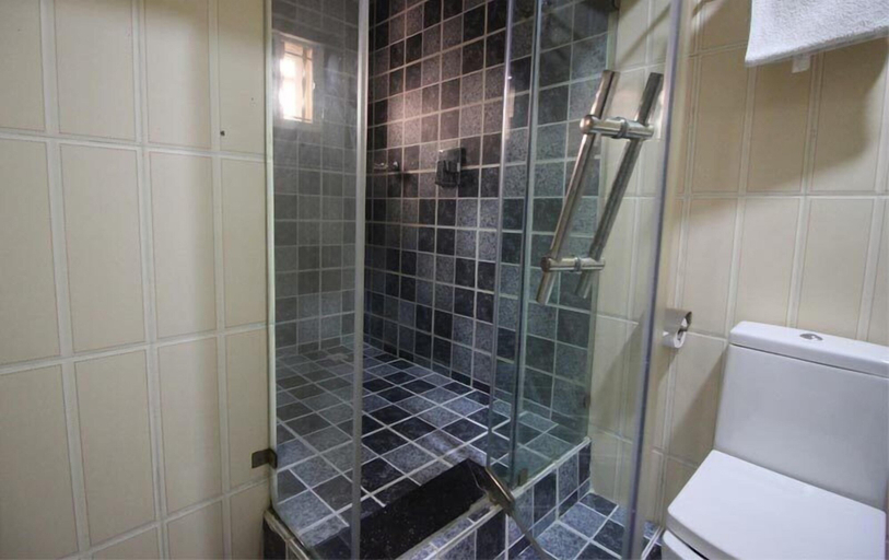 Bathroom, Calabar Grand Hotel, Calabar