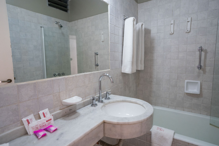 Bathroom 4, Posada del Sol , Capital
