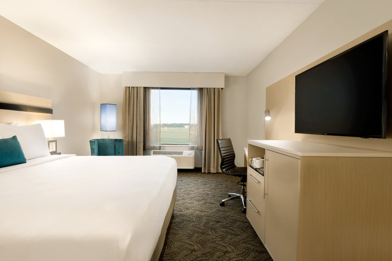 Bedroom 3, Holiday Inn BLOOMINGTON - NORMAL by IHG, McLean