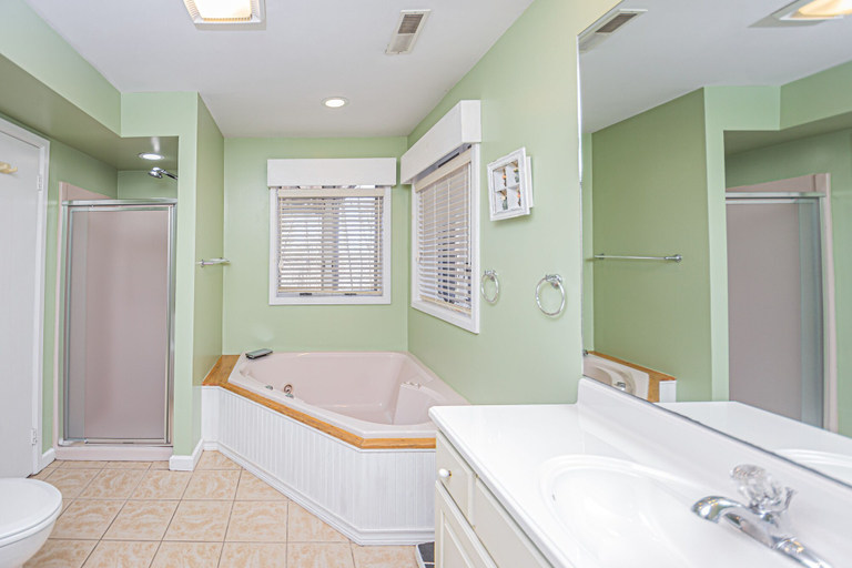 Bathroom 3, Bearadise, Garrett