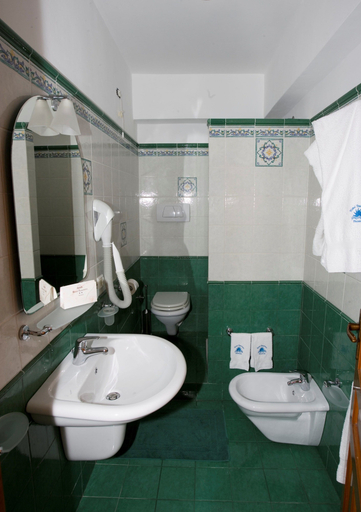Bathroom 4, Hotel Tesoriero, Messina