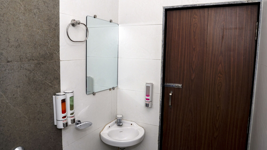 Bathroom 3, The Altruist Koparkhairane Hotel, Thane