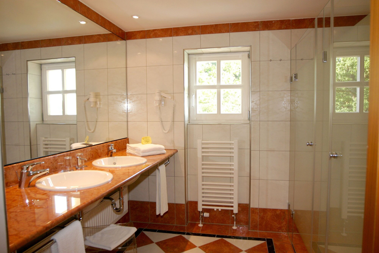 Bathroom 5, Golfhotel Gutshof Penning, Passau