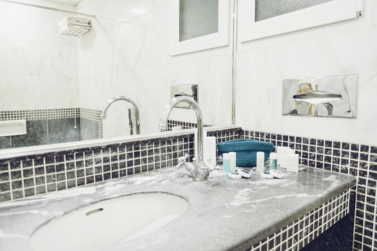 Bathroom, Mercure Patras Astir, West Greece