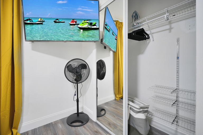 Bathroom 4, 4 to 14 Guests 2 Kitchens Deco Retreat BBQ Patio, Miami-Dade