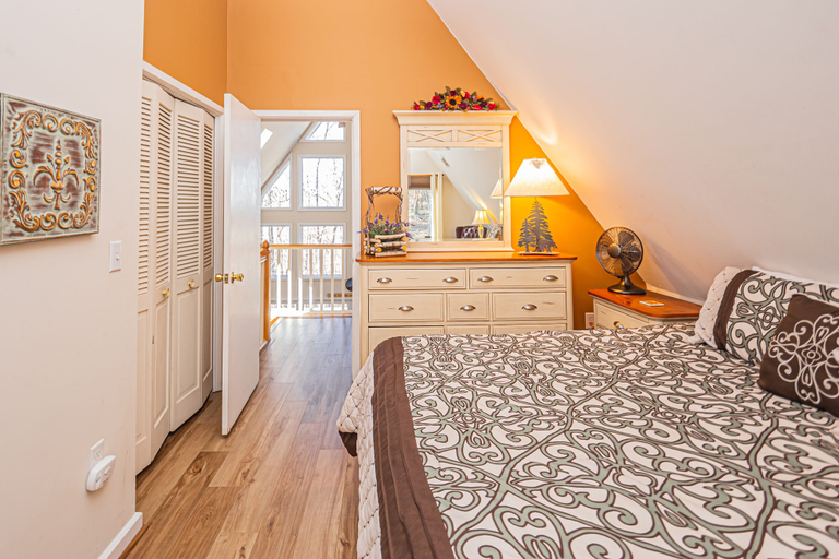 Bedroom 2, Bearadise, Garrett