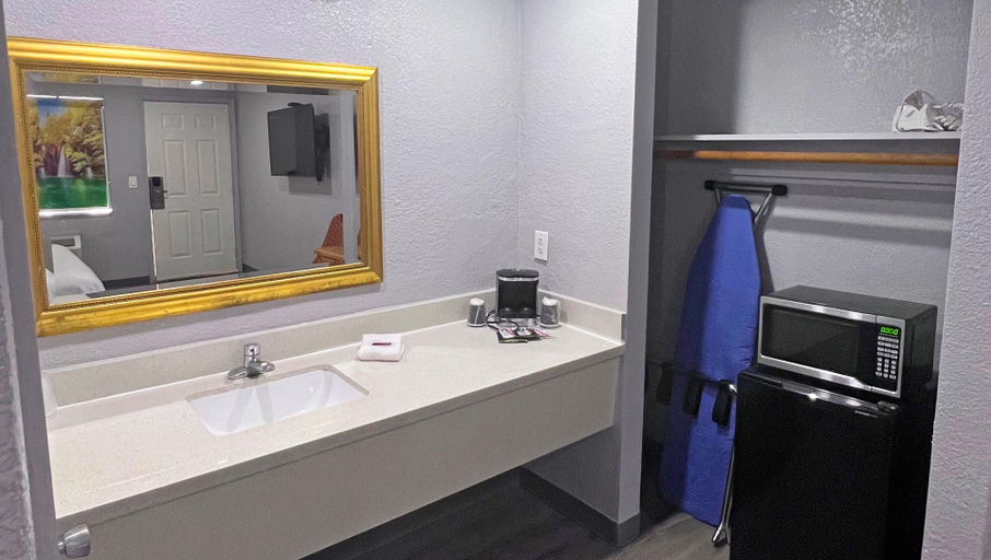 Bathroom 4, Anchorage Inn Lakeport, Lake