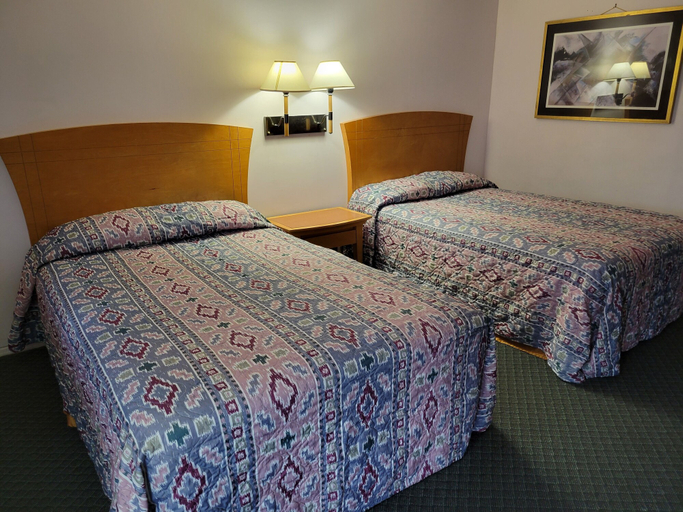 Bedroom 4, Emerald Inn & Lounge, Riverside
