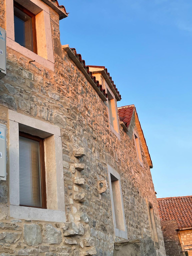Entrance 3, Sea View Apartment in an Historic Castle for 4 guests, Kaštela
